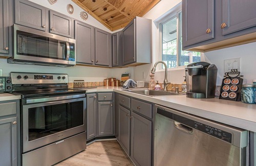 Dahlonega Cottage | 🌳Forest 🔥Fireplace🆒Vibe📺ROKU🍷Wineries🔥Fire Pit 🛏️Queen 🍔Grill 🌎Nature