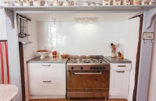 Saint-Caprais House | Forest Hideaway in Saint-Caprais