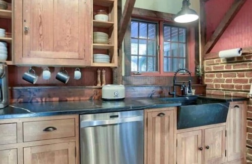 Fayetteville House | Forest Manor - Beautiful & Rustic