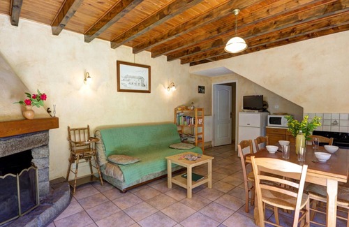 La Versanne Cottage | Forest Retreat: Spacious Cottage & Studio with Fireplace, Terrace, Games, and Pet-Friendly