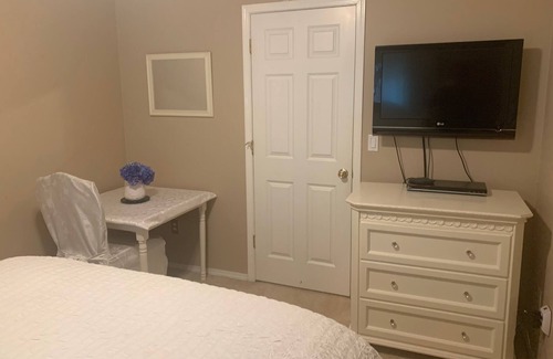 Holly House | Forest View / Beautiful White Room