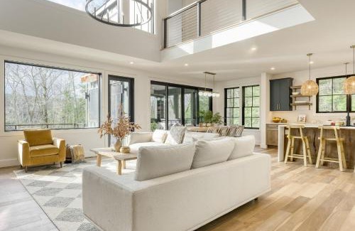 Monterey House | Forget-Me-Not by AvantStay Bold Lakefront Escape