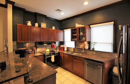 Highland Park Apartment | Fort Hill Inn- Modern City Triplex !*L@K *Minutes to Center! With Parking!