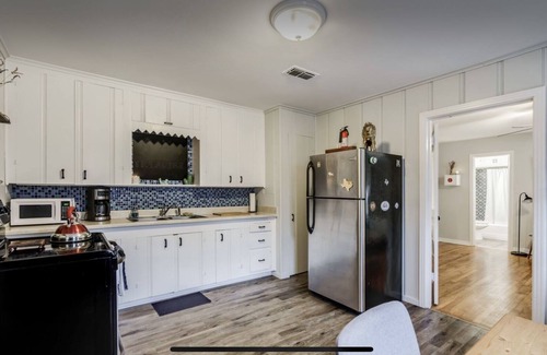Fort Worth Cultural District House | Fort Worth Arts District Bungalow. 2 blocks from Dickies Arena!