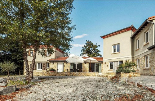 Malegoude House | Four-Bedroom Holiday Home in Malegoude