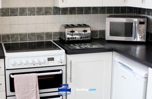Littlemore House | Four Bedroom House By Beds Away Short Lets & Serviced Accommodation Oxford With Free Parking & Garden Access