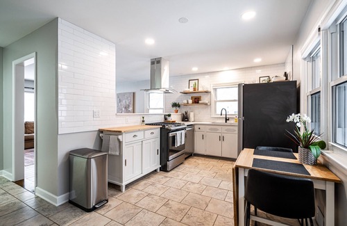 Milwaukee House | Four bedroom house located 5 minutes from downtown Milwaukee with pool table.