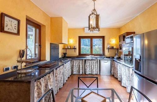 Solcio Villa | Four bedroom lakeside villa