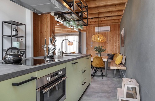 Veessen House | Four-bedroom lodge in a natural and rural style with sweeping views