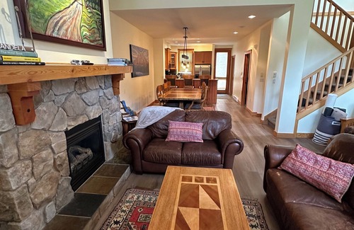 East Kootenay House | Four bedroom luxury townhome with ski in/ski out beside Grey Wolf Golf Course