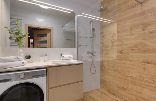 Przymorze Apartment | Four Oceans Apartment with parking by Lion Apartments