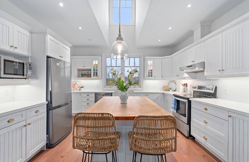 Grey Highlands House | Four Season Retreat on private lake, sleeps 10+ people, skier & hiker's delight