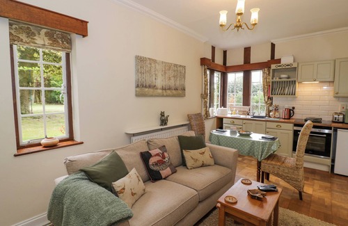 Droitwich Cottage | FOX COTTAGE, pet friendly, with open fire in Droitwich Spa
