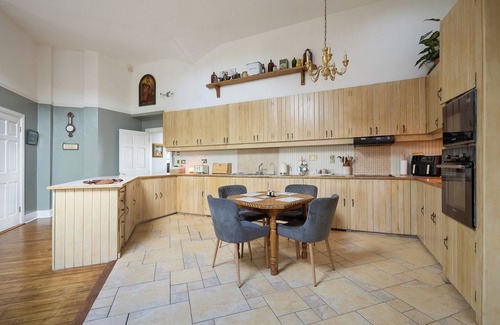 County Meath House | Fox House, Sleeps 8 w/Parking, 5 min to Kilmessan