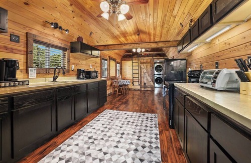 Eureka Springs Cabin | Fox Wood Cabin with Hot Tub family-friendly 50 acres, hot tub, three decks, only 15 min to downtown Eureka!