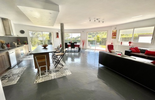 Durfort-et-Saint-Martin-de-Sossenac Villa | Contemporary house with garden and pool