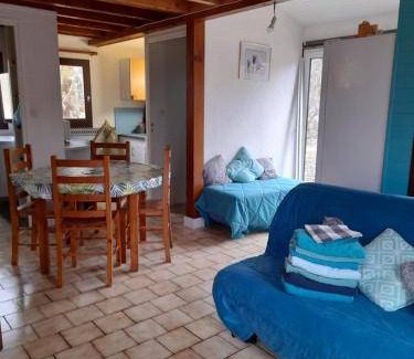 Saint-Barthelemy-de-Bussiere Ski Chalet | 48 m² Chalet ∙ 3 bedrooms ∙ 8 guests