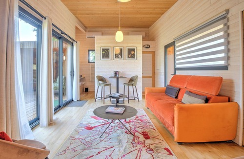 Saint-Felix-de-Reillac-et-Mortemart Bed & Breakfast | Inn 'Lodge Dune' with Private Terrace, Wi-Fi and Air Conditioning