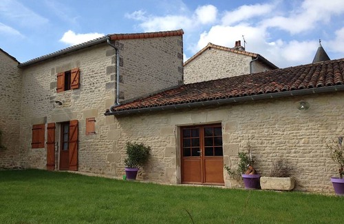 Saint-Georges-les-Baillargeaux Cottage | Charming gîte for 4/5 people, "La jument verte", 4 minutes from Futuroscope