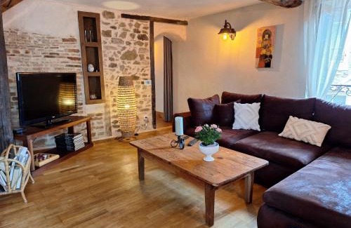Saint-Jean-Saint-Maurice-sur-Loire House | Maison de village médiéval surplombant les méandres de la loire