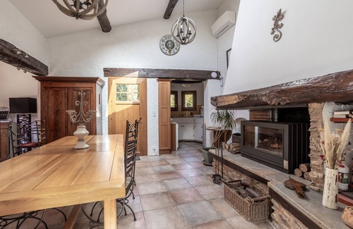 Sainte-Colombe-de-la-Commanderie Bed & Breakfast | Bed and breakfast 'Oranger Chambre Double Vue Jardin' with Shared Garden, Wi-Fi and Air Conditioning