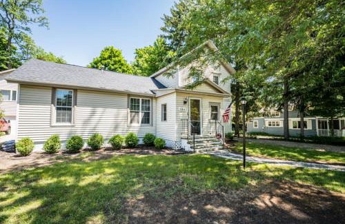Saugatuck House | Frances Cottage - Walking distance to downtown Saugatuck! Large backyard!