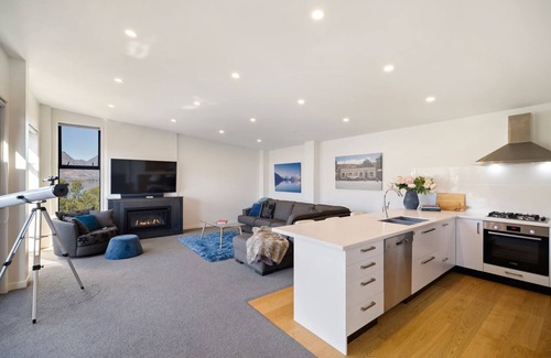Frankton House | Frankton Retreat Modern 3BR with Lake Views