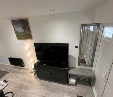 Fryent Apartment | Franky's Place luxury apartment