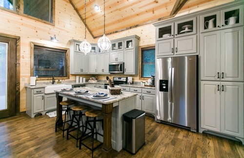 Broken Bow Cabin | Free at Last- Romantic, Hot Tub, Loft, Free Firewood, Great Location!