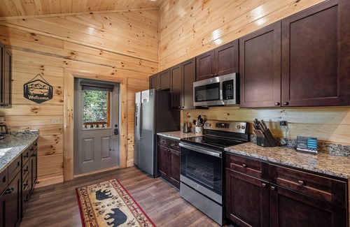 Sevierville Cabin | Free Attraction Passes! Indoor Heated Pool, Hot Tub, Arcade Games, Putt Putt