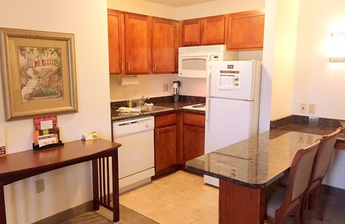 Novi Condo | FREE Breakfast Buffet. Indoor Pool and Hot Tub!