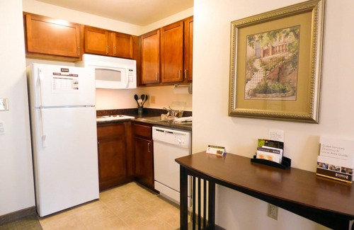 Novi Apartment | Free Breakfast Buffet. Pool, Hot Tub & Gym Access!