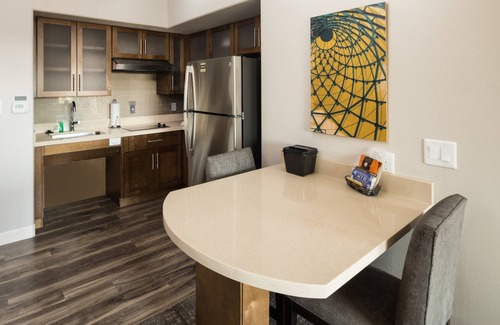 Lake Jackson Condo | Free Breakfast. Outdoor Pool. Gym. King Suite w/Kitchen!