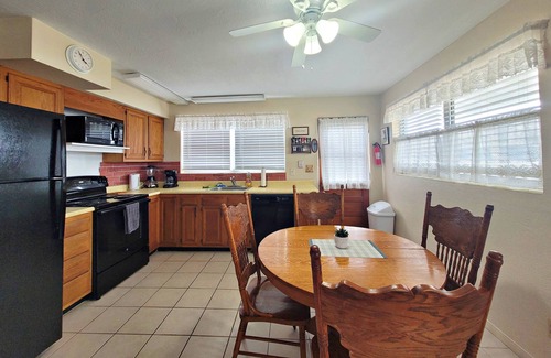 Halifax Estates House | FREE DAILY ACTIVITIES-PERFECT LOCATION in DBS! Steps 2 Beach/River/Restaurants & Pier-Screened Patio