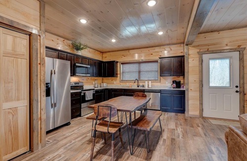 Sevierville Cabin | Free Dollywood Tix/HotTub/FirePit/Peaceful/Arcade/