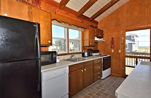 South Bethany House | Free Golf at Bear Trap Dunes and MORE! This 3 bedroom, 2 bath beach house is just one lot back from the ocean front offering plenty of ocean sights & sounds!