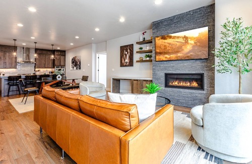 Hideout Condo | *FREE Golf* Luxury Vacation Home | 2 Mins to Lake | Private Hot Tub | 10 Mins to Deer Valley East