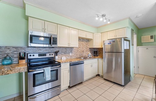 Silver Sands Beach Condo | FREE Golf&Tix! Updated, Cozy Beachfront Bargain, Amazing Views, Pool & Grills