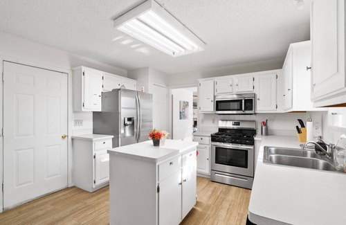 South Creek House | Free Late Check-Out - Comfy King Bed & Big Yard - Near Round Rock Donuts