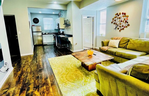 Central Northside Apartment | FREE Off St PARK Next to AGH+King Bed*Walk To All*