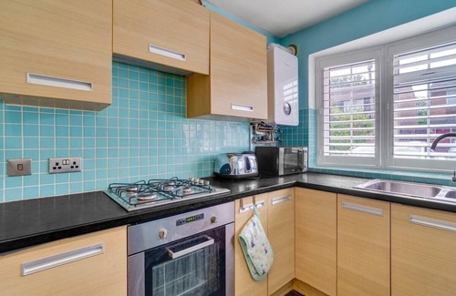 Shirley House | Free Parking 2BR Fast Wi-Fi