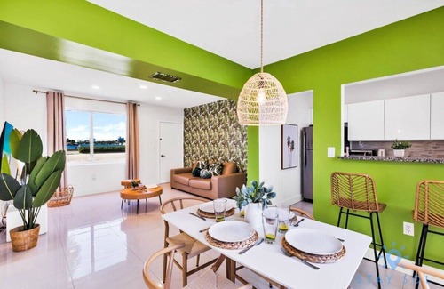 Hollywood South Central Beach Apartment | Free Parking: Bay View+ Pool |Step To Beach