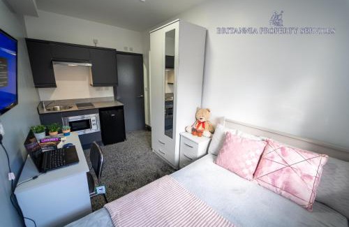 Selly Oak House | FREE PARKING Cosy Studios close to city and QE and UOB!