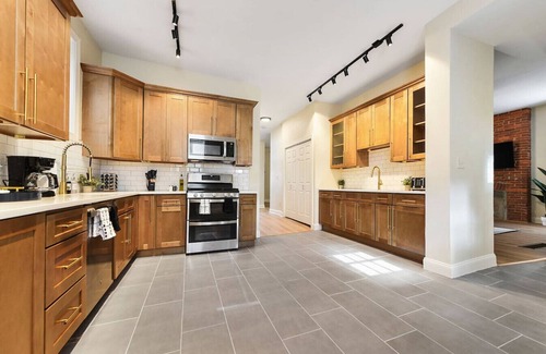 Point Breeze North House | FREE Parking+Games+BBQ+Netflix Near Bakery Square
