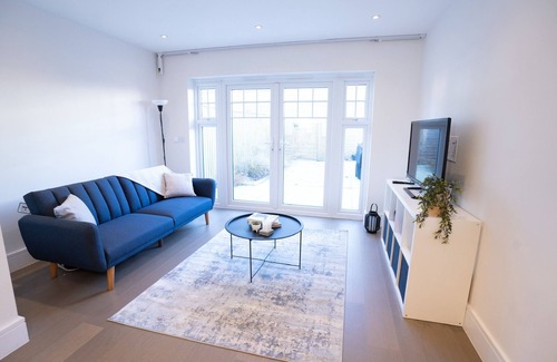 Reading House | Free parking - Garden - Long stays - sleeps 8