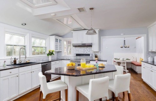 Tarrytown House | Free Parking, Gym, Pool - Songbird - Portoro