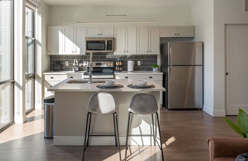 Downtown Columbus Apartment | Free Parking | Luxe | Workstation, Fast WiFi, Gym, Pool | Downtown