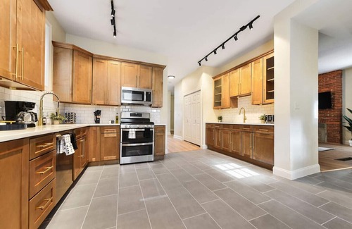Larimer House | Free Parking+Pet Friendly+6BR+5 Min From Bakery Sq