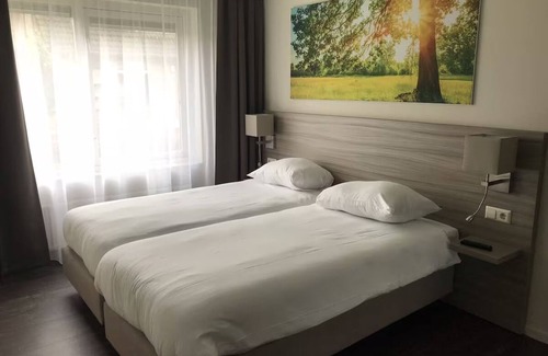 Lekkerkerk House | Free Parking Retreat with Pool, Terrace Dining & Scenic Bicycle Trails Nearby