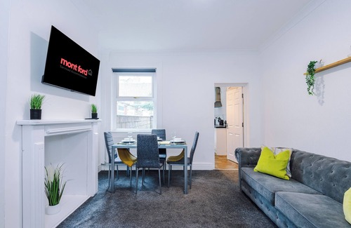 Forsbrook House | FREE Parking, Stoke, Sleeps up to 10, 4 bedrooms